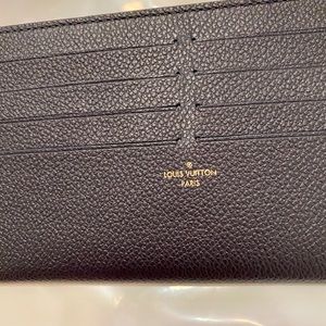 Card and cash holder. Louis Vuitton..   .